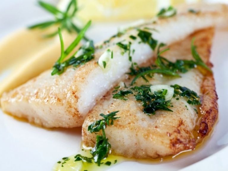 ATUN AL AJILLO, PAPAS AL VAPOR, ENSALADA MIXTA Y CREMA DE AJOPORRO